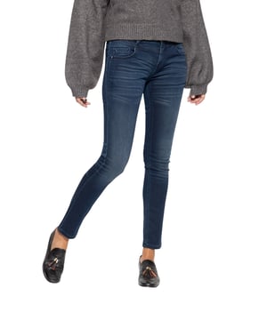 Diese Jogpants von Amor, Trust & Truth zeichnet sich durch ihre bequeme Passform und ihr angenehmes Tragegefühl aus! Die elastische Maschenware in Denim-Optik schiegt sich super an den Körper an und bleibt den ganzen Tag über bequem. Ein femininer Slim Fit akzentuiert die weibliche Silhouette perfekt. Ganz im Stil einer Denim Jeans wurde auch hier mit Waschungen und den unverkennbaren Taschen im  5-Pocket Design gearbeitet. Diese Damenhose erweist sich als ein bequemer Basic, der sich wunderbar vielfältig im Alltag kombinieren lässt. Unser Model ist 1,77m groß und trägt Größe 36/32  AMOR, TRUST & TRUTH: Sie suchen Damen Hosen in femininen Designs mit toller Qualität? Dann sind Sie bei ATT genau richtig. Hochwertige Materialien und eine einwandfreie Verarbeitung, sowie feminine Designs, die sich vielfältig kombinieren lassen liegen uns am Herzen DESIGN: Diese legere Jogpants von Amor, Trust & Truth kann mit ihrem bequemen Material und dem angenehmen Tragegefühl überzeugen. Die Denim Optik mit Waschungen und 5 Pocket Design machen die Hose zu einem legeren Kombipartner für den Alltag PASSFORM: Die Slim Fit Passform ist super feminin und angesagt. Sie betont die weibliche SilhouetteMATERIAL: Die elastische Maschenware mit Denim-Optik passt sich perfekt dem Körper und bleibt bequemKOMBINATIONSMÖGLICHKEIT: Mit Sneaker und Shirt entsteht ein super Look für Alltag und FreizeitLIEFERUMFANG: Die Damenhose von Amor, Trust & Truth ist in den Größen 34 - 42 erhältlich