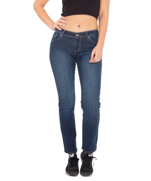 Feminin und ausdrucksstark: Die Stretchjeans »Britney« von Way of Glory in Baumwoll-Twillin edler Dark Blue Waschung. Der Regular fit und das gerade Bein tragen dazu bei, die schlanke Silhouette zu betonen. Die elastische BW-Qualität sorgt für einen super Sitz und ein angenehmes Tragegefühl. Mit Pumps und Top wirkt die Hose elegant und ladylike, mit Sneakern und Oversize-Shirt dagegen lässig und unkompliziert. Die feminine Jeans ist vielseitig kombinierbar und hat das Potential zur Lieblingsjeans zu werden! Unser Model ist 177 cm groß und trägt Größe 27/32.  5 pocket regular fit Jeans »Britney«hochwertiges StretchdenimKomfortable Leibhöhegerades BeinZip Fly Verschlussdekorative Taschenverzierung