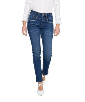 Die Comfort Fit Jeans »Lea« von ATT passt sich durch ihren »Wonder Stretch« hervorragend, der Körperform an, bleibt bequem und schränkt die Bewegungsfreiheit nicht ein. Die Ziersteppungen an den Tascheneingriffen und den aufgesetzten Taschen mit Kontrastgarn verleihen der Jeans das gewisse Etwas. Der Look wird durch die Stone-Wash-Effekte und dem dazu passenden Leder-Brandlabel komplettiert. Die kleinen Details wie die Zier-Münztasche in Paspeloptik stechen sofort ins Auge. Perfekt zu der »Lea« passen Sneakers oder auch chicere Booties.   Unser Model ist 177 cm groß und trägt Größe 34/32.  5-Pocket Jeans von Amor Trust & TruthComfort Straightmit Wonder StretchMittlere LeibhöheMit Ziersteppungen an den Tascheneingriffen