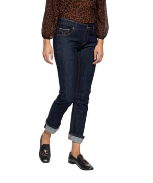 Die hochwertige Verarbeitung der Damenjeans von Amor, Trust & Truth fällt sofort ins Auge und ist spürbar auf der Haut. Der Qualitätsstandard der Red Selvage Jeans wird an den Nahtzugaben im Bein deutlich. Die Schnittteile werden in Form auf Maß gearbeitet. Ein tolles Denim Material aus Baumwolle mit zusätzlichem Stretch-Anteil sorgt für den perfekten Sitz und für eine gute Strapazierfähigkeit. Der cleane Look ohne Waschungen wird durch die typischen, kontrastierenden Absteppungen aufgelockert. Diese 5-Pocket Jeans im Straight Fit mit schmalem Beinverlauf eignet sich als super Basic, egal ob für legere oder etwas chicer Kombinationen.  Amor, Trust & Truth: Gute Qualität und hochwertige Verarbeitung sind uns sehr wichtig! Darauf achten wir auch bei unseren femininen und legeren Design. DESIGN: Tolle Damen Basic Jeans im 5Pocket Look mit Kontrastnähten und schlichtem Design. PASSFORM: Die Straight Fit Passform ist super feminin und angesagt. Sie betont die weibliche Silhouette. MATERIAL: Das hochwertige Denim Jeansgewebe mit Stretch der Damen Straight Fit Jeans passt sich toll dem Körper an und sorgt für angenehmen Komfort. KOMBINATIONSMÖGLICHKEIT: Mit Sneaker und Shirt entsteht ein super Look für Alltag und Freizeit. Chicer wird das Ganze mit Pumps und Bluse. LIEFERUMFANG: Eine Lieferung enthält eine Damenhose von ATT in den Größen 34 - 44.
