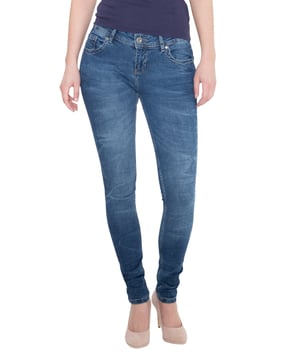 Die Slim-fit-Jeans »Maria« von Way of Glory ist durch ihre angesagte Waschung und die authentischen Jeansdetails ein echtes Allroundtalent im Alltag! Eine Logostickerei im Innenbund, sowie Metallnieten und typische Jeans-Stepps komplettieren das 5-Pocket Design. Ein toller Stylingpartner zu Shirts oder Blusen, der schnell zum Lieblingsstück avanciert! Unser Model ist 1,78 m groß und trägt Gr. 27/32.  5-Pocket Jeans von Way of Gloryhochwertige Baumwollqualität mit StretchSchmale Slim-Fit PassformMittlere LeibhöheBasic Style für den Alltag