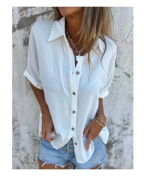 Camisa de medio brazo con cuello completo en talla grande  
Diseño de talla grande  
Frente abotonado  
Tela sin elasticidad  
95% poliéster 5% spandex  
Lavar a máquina en frío  
Secar a baja temperatura  
Importada  
Material: El material parece ser un tejido ligero, posiblemente una mezcla de lino o algodón. Tiene una superficie ligeramente texturizada.