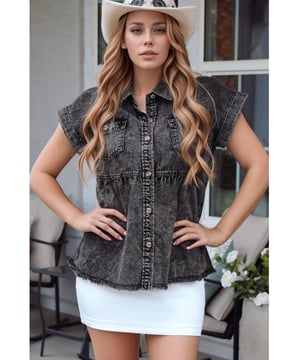 Camisa de mezclilla de manga corta  
Frente con botones  
Bolsillos con solapa  
Dobladillo sin rematar  
82% algodón, 10% poliéster, 8% viscosa  
Lavado a máquina en frío, secar a baja temperatura  
Importado  
Material: 100% algodón