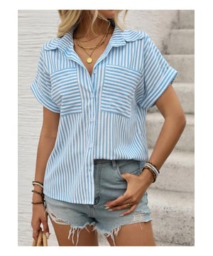 Camisa de cuello con rayas y manga corta  
Diseño con bolsillos  
Frente abotonado  
Sin elasticidad  
Composición del material: 50% algodón 50% poliéster  
Instrucciones de cuidado: Lavado a máquina en frío, secar a baja temperatura  
Importado