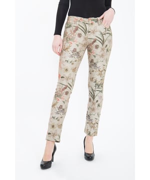 Die bedruckte 5-Pocket Jeans »Stella« von ATT ist ein absolutes Must Have für trendbewusste Frauen! Für den modischen Look sorgt das florale Allover Muster in Verbindung mit der feinen Twill Ware. Die schmale Straight Cut Passform ist bequem und modern zugleich und passt dank des Stretch Anteils perfekt! Die Stella von ATT ist der ideale Kombipartner zu unifarbene Blusen oder Shirts und sorgt für Abwechslung im Kleiderschrank! Unser Model ist 177 cm groß und trägt Größe 34 in Länge 32.  Modische 5-Pocket Jeans Hose von Amor Trust & Truthhochwertige Baumwollqualität mit StretchStraight-Cut mit schmalem BeinMittlere LeibhöheKlassischer Look für Alltag und Freizeit