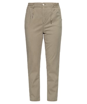 Diese Stoffhose von Amor, Trust & Truth verbindet Wohlfühl-Komfort mit chicer Ausstrahlung.  Der Rundum-Dehnbund wurde mit klassischem Knopf-Reißverschluss und mit legerem Tunnelzug versehen, welche elegant und lässig zugleich wirken. Das Lyocell-Materialmix fühlt sich sehr angenehm auf der Haut an und trägt bei sommerlichen Temperaturen zu einem tollen Tragekomfort bei, der durch die Bequemlichkeit durch die Comfort-Fit und den leichten Stretchanteil gestützt wird. Abgerundet wird der Look mittels Bundfalten und einer Fake-Leistentasche. Mit schlichtem Shirt für die Freizeit, oder im Business-Style mit Bluse: diese Hose ist eine Bereicherung für jeden Kleiderschrank.  AMOR, TRUST & TRUTH: Gute Qualität und eine hochwertige Verarbeitung sind uns sehr wichtig! Darauf achten wir auch bei unseren femininen und legeren Designs DESIGN: Die Damen Stoffhose von Amor, Trust and Truth begeistert mit ihrem bequemen Comfort Fit und leicht-luftigem Stoff. Sie kann mit ihrem elastischen Bund, Eingrifftaschen, einem Knopf- und Reißverschluss überzeugen PASSFORM: Der angenehme Comfort Fit mit elastischem Bund sorgt für optimale PassformMATERIAL: Die Hose besteht aus einem wertigen Lyocell-Material-Mix und sorgt für Komfort bei wärmeren Temperaturen KOMBINATIONSMÖGLICHKEIT: Ein richtiger Allrounder für Büro und Freizeit. Erweist sich stets als ein bequemer Begleiter