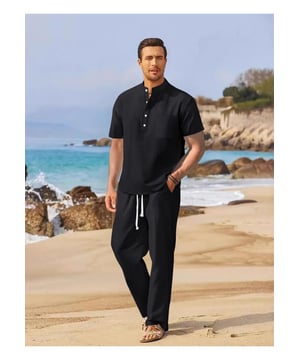 Tweedelige set: top met halve knopen en broek met trekkoord  
Basisstijl met knoopjes bovenkant  
Licht rekbaar materiaal voor comfort  
Materiaal samenstelling: 95% katoen 5% polyester  
Wasinstructies: Machinewas koud. Laag drogen in de droger  
Geïmporteerd