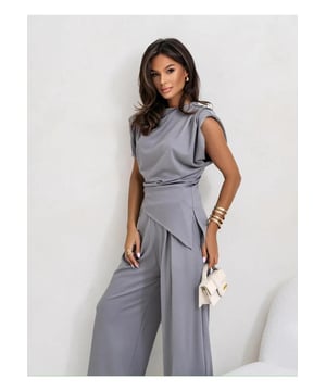 Set aus geschlitztem Ruschenoberteil und weitem Bein.
  Asymmetrisches Design.
  Zweiteiliges Ensemble.
  Materialzusammensetzung: 95% Polyester 5% Elasthan.
  Pflegehinweis: Maschinenwasche kalt Trockner bei niedriger Temperatur.
  Importiert.