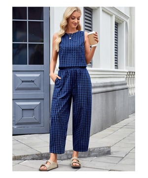 Conjunto de dos piezas: top y pantalon sin mangas.
  Estampado a cuadros.
  Top con bolsillos.
  Material: 100% rayon.
  Sin estiramiento.
  Instrucciones de cuidado: Lavar a maquina con agua fria secar en secadora a temperatura baja.
  Importado.