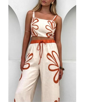 Conjunto de dos piezas: Camisola y pantalon.
  Camisola de cuello cuadrado fruncido.
  Detalle de cordon en la camisa.
  Material: 100% poliester.
  Tejido no elastico.
  Instrucciones de cuidado: Lavar a maquina con agua fria secar en secadora a temperatura baja.
  Importado.