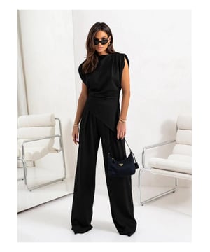 Set aus geschlitztem Ruschenoberteil und weitem Bein.
  Asymmetrisches Design.
  Zweiteiliges Ensemble.
  Materialzusammensetzung: 95% Polyester 5% Elasthan.
  Pflegehinweis: Maschinenwasche kalt Trockner bei niedriger Temperatur.
  Importiert.