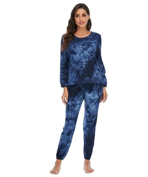 Top tie.
  dye de estilo basico y conjunto de pantalones con cordon.
  Conjunto de dos piezas.
  Tejido opaco.
  Estiramiento moderado.
  Composicion del material: 95% rayon 5% spandex.
  Instrucciones de cuidado: Lavar a maquina con agua fria secar en secadora a temperatura baja.
  Importado.
  Medidas superiores: S: busto 378 pulgadas hombro 148 pulgadas largo 234 pulgadas; M: busto 398 pulgadas hombro 153 pulgadas longitud 238 pulgadas; L: busto 427 pulgadas hombro 16 pulgadas longitud 242 pulgadas; XL: busto 45.7 pulgadas hombro 16.7 pulgadas largo 24.6 pulgadas; 2XL: busto 48.7 pulgadas hombro 17.4 pulgadas largo 25 pulgadas.
  Medidas de los pantalones: S: cintura 26.5 pulgadas cadera 41.1 pulgadas longitud 38.2 pulgadas; M: cintura 285 pulgadas cadera 431 pulgadas longitud 386 pulgadas; L: cintura 312 pulgadas cadera 461 pulgadas longitud 39 pulgadas; XL: cintura 33.9 pulgadas cadera 49 pulgadas longitud 39.4 pulgadas; 2XL: cintura 36.7 pulgadas cadera 52 pulgadas longitud 39.8 pulgadas.