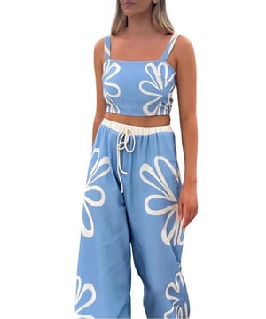 Tweedelige set: Cami en broek
  Gesmokte cami
  Trekkoorddetail op cami
  Materiaal: 100% polyester
  Geen stretch stof
  Onderhoudsinstructies: Machinewas koud droogtrommel laag
  Geimporteerd
