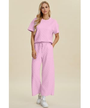 Twee-delige set: T-shirt met korte mouwen en broek  
Met zakken voor gemak  
Enigszins rekbaar materiaal: 95% polyester 5% spandex  
T-shirt met ronde hals  
Comfortabel en duurzaam  
Eenvoudige verzorging: machinewas op koude stand, laag in de droger  
Geïmporteerd