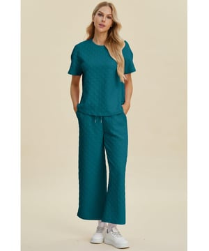 Twee-delige set: T-shirt met korte mouwen en broek  
Met zakken voor gemak  
Verschillende rekbare stof: 95% polyester 5% spandex  
T-shirt met ronde hals  
Comfortabel en duurzaam  
Eenvoudig te onderhouden: machinewas koud, drogen op lage temperatuur  
Geïmporteerd