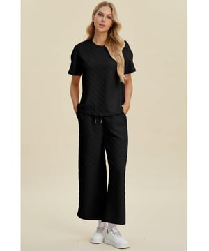 Twee-delige set: korte mouwen top en broek  
Met zakken voor gemak  
Licht rekbaar materiaal: 95% polyester 5% spandex  
Ronde hals top  
Comfortabel en duurzaam  
Eenvoudig onderhoud: machinewas koud, laag drogen in de droger  
Geïmporteerd