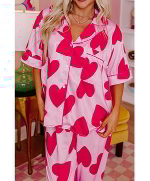 Conjunto de salón de dos piezas  
Collar en forma de corazón en la parte superior  
Mangas cortas  
Material ligeramente elástico  
97% poliéster 3% elastano  
Lavar a máquina en frío, secar a baja temperatura  
Importado