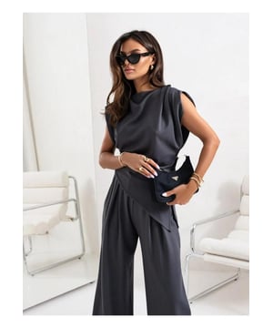 Set aus geschlitztem Ruschenoberteil und weitem Bein.
  Asymmetrisches Design.
  Zweiteiliges Ensemble.
  Materialzusammensetzung: 95% Polyester 5% Elasthan.
  Pflegehinweis: Maschinenwasche kalt Trockner bei niedriger Temperatur.
  Importiert.