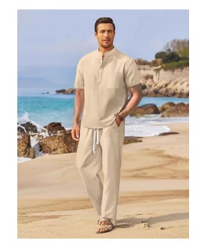 Twee-delige set: half-knop top en broek met trekkoord  
Basisstijl met knoop top  
V iets rekbaar materiaal voor comfort  
Materiaal samenstelling: 95% katoen 5% polyester  
Wasinstructies: machinewas koud. Drogen op lage temperatuur  
Geïmporteerd  