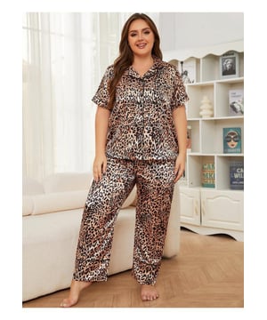 Plus Size Leopard Kurzarm.
  Oberteil und.
  Hose Lounge.
  Set.
  Oberteil mit Knopfen und Taschen.
  Zweiteiliges Set.
  Undurchsichtiges Material.
  Leicht dehnbarer Stoff.
  97 % Polyester 3 % Elasthan.
  Maschinenwasche kalt Trockner bei niedriger Temperatur.
  Importiert.