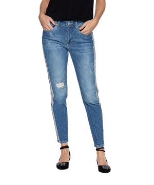 Die High Waist Jeans »Mara« überzeugt mit ihrem coolen Used-Look mit Waschungen und Destroyed-Effekten. Besondere Akzente bilden die Einsätze an den Seitennähten, die die linke Warenseite zeigen. Der darauf aufgesteppte Galonstreifen, betont die Längslinien und lässt die Beine lang und schmal wirken. Das Leder-Brandlabel und das metallene Logo an der aufgesetzten Tasche vervollständigen den Look. Kombiniert mit Sneakers und einem T-Shirt wird die Jeans perfekt in Szene gesetzt. Unser Model ist 177 cm groß und trägt Größe 36/29.  Coole 5-Pocket Jeans von Amor Trust & TruthHigh WaistUsed LookMit Einsätzen an den SeitennähtenEin modischer Freizeitlook