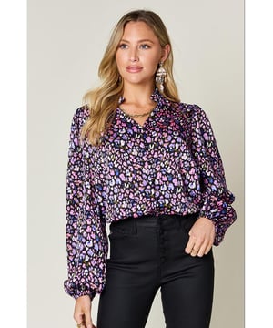 Produktname: Double Take Hemd mit Ballonärmel in Übergröße mit Druck  
Frill-Details  
Knopfverschluss  
Undurchsichtiges Material  
Kein Stretch  
Material: 100% Polyester  
Pflegehinweise: Maschinenwäsche kalt, im Trockner bei niedriger Temperatur trocknen  
Importiert  
Erhältlich in den Größen S bis 3XL