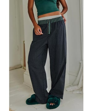 Punkte-Elastic-Waist-Wide-Leg-Hosen  
Mit Taschen  
Undurchsichtig  
Materialzusammensetzung: 65% Polyester, 35% Baumwolle  
Pflegehinweise: Maschinenwäsche kalt, bei niedriger Temperatur im Trockner trocknen  
Importiert  
Erhältlich in den Größen S bis XL