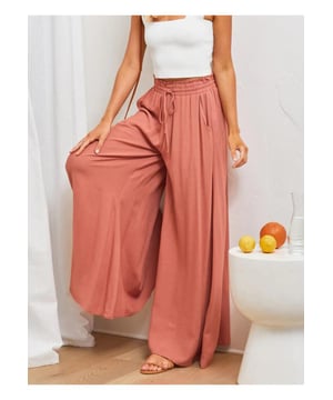 Hose mit weitem Bein mit hoher Taille.
  Design mit Taschen.
  Blickdichtes Material.
  Materialzusammensetzung: 95% Polyester 5% Elasthan.
  Pflegehinweis: Maschinenwasche kalt Trockner bei niedriger Temperatur.
  Importiert.