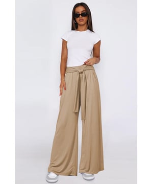 Broek met geknoopte zakken en wijde pijpen
  Kenmerken: Gebonden Gezakt
  Doorschijnend: ondoorzichtig
  Materiaalsamenstelling: 95% polyester 5% spandex
  Onderhoudsinstructies: Machinewas koud. Droogtrommel laag.
  Geimporteerd