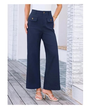 Hose mit weitem Bein mit hoher Taille.
  Vorderseite mit Knopfen.
  Taschendesign.
  95 % Polyester 5 % Elasthan.
  Maschinenwasche kalt.
  Bei niedriger Temperatur im Trockner trocknen.
  Importiert.