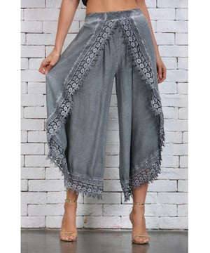 Full Size Lace Detail Hose mit weitem Bein Plus Size.
  Eigenschaften: Spitzendetail.
  Transparent: Blickdicht.
  Materialzusammensetzung: 100% Polyester.
  Pflegehinweis: Maschinenwasche kalt. Bei niedriger Temperatur im Trockner trocknen..
  Importiert.