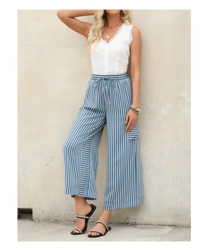 Pantalones Anchos a Rayas en Contraste  
Con bolsillos  
Composición del material: 95% poliéster 5% elastano  
Instrucciones de cuidado: Lavar a máquina en frío. Secar a baja temperatura.  
Importado