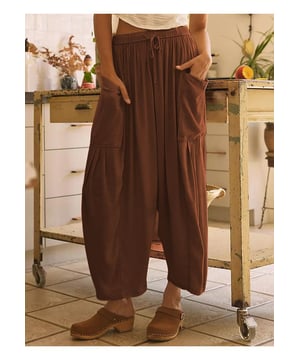 Weite Hosen in voller Größe  
Basisstil  
Transparent: Undurchsichtig  
Materialzusammensetzung: 100% Polyester  
Pflegehinweise: Maschinenwäsche kalt, im Trockner bei niedriger Temperatur trocknen  
Importiert  
Produktmaße sind in Zoll angegeben