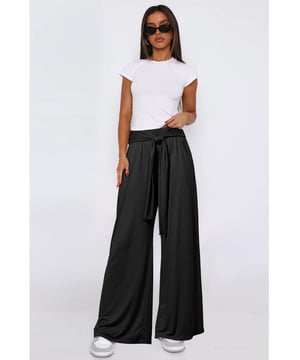 Broek met geknoopte zakken en wijde pijpen
  Kenmerken: Gebonden Gezakt
  Doorschijnend: ondoorzichtig
  Materiaalsamenstelling: 95% polyester 5% spandex
  Onderhoudsinstructies: Machinewas koud. Droogtrommel laag.
  Geimporteerd