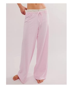 Gestreepte broek met dikke pijpen met trekkoord
  Materiaal: 65% polyester 35% katoen
  Onderhoudsinstructies: Machinewas koud droogtrommel laag
  Geimporteerd
  Verkrijgbaar in de maten S tot XL