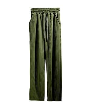 Estilo básico  
Textura acanalada  
Cintura con cordón  
Con bolsillos  
Composición del material: 95% poliéster 5% algodón  
Instrucciones de cuidado: Lavado a máquina en frío. Secar a baja temperatura  
Importado  
Disponible en tallas S a 3XL