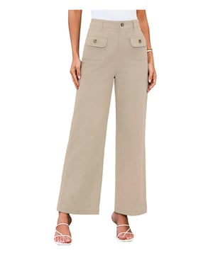 Hose mit weitem Bein mit hoher Taille.
  Vorderseite mit Knopfen.
  Taschendesign.
  95 % Polyester 5 % Elasthan.
  Maschinenwasche kalt.
  Bei niedriger Temperatur im Trockner trocknen.
  Importiert.