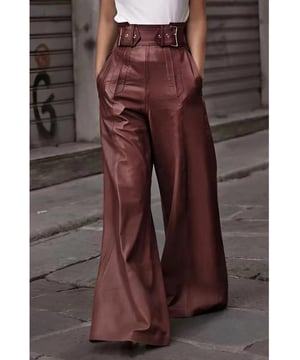 Weit ausgestellte Hose mit hoher Taille.
  Design mit Taschen.
  Blickdichtes Material.
  Materialzusammensetzung: 80% Polyurethan 20% Viskose.
  Pflegehinweis: Maschinenwasche kalt Trockner bei niedriger Temperatur.
  Importiert.