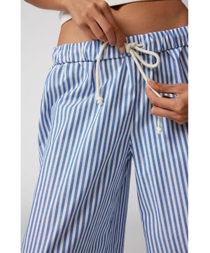 Koordbroek met Strepen en Wijd Been  
  Koordtaille voor een aanpasbare pasvorm  
  Opake stof  
  Materiaal samenstelling: 65% polyester 35% katoen  
  Onderhoudsinstructies: Machinewas koud, drogen op lage temperatuur  
  Geïmporteerd  
  Maat S: Lengte onderkant 102 cm Taille 64 cm Heup 108 cm  
  Maat M: Lengte onderkant 103 cm Taille 68 cm Heup 112 cm  
  Maat L: Lengte onderkant 104 cm Taille 74 cm Heup 118 cm  
  Maat XL: Lengte onderkant 105 cm Taille 80 cm Heup 124 cm  