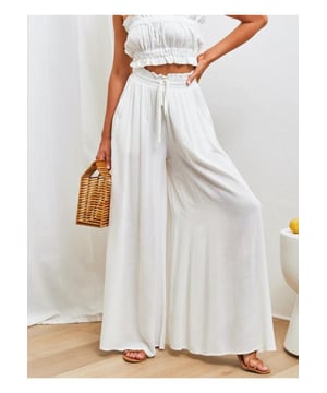Hose mit weitem Bein mit hoher Taille.
  Design mit Taschen.
  Blickdichtes Material.
  Materialzusammensetzung: 95% Polyester 5% Elasthan.
  Pflegehinweis: Maschinenwasche kalt Trockner bei niedriger Temperatur.
  Importiert.