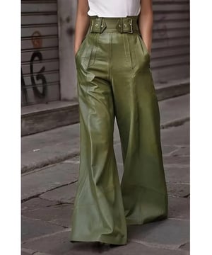 Weit ausgestellte Hose mit hoher Taille.
  Design mit Taschen.
  Blickdichtes Material.
  Materialzusammensetzung: 80% Polyurethan 20% Viskose.
  Pflegehinweis: Maschinenwasche kalt Trockner bei niedriger Temperatur.
  Importiert.