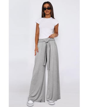 Broek met geknoopte zakken en wijde pijpen
  Kenmerken: Gebonden Gezakt
  Doorschijnend: ondoorzichtig
  Materiaalsamenstelling: 95% polyester 5% spandex
  Onderhoudsinstructies: Machinewas koud. Droogtrommel laag.
  Geimporteerd