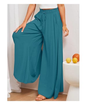 Weite Hosen mit Taschen  
Opaque Stoff  
Materialzusammensetzung: 95% Polyester, 5% Spandex  
Pflegehinweise: Maschinenwäsche kalt, im Schatten trocknen  
Importiert  
Maßangaben (in Zoll):  
Größe S: Hosenlänge 40,2 Taille 25,2 Hüfte 42,9  
Größe M: Hosenlänge 40,6 Taille 26,8 Hüfte 44,5  
Größe L: Hosenlänge 40,9 Taille 29,1 Hüfte 46,9  
Größe XL: Hosenlänge 41,3 Taille 31,5 Hüfte 49,2  
Größe 2XL: Hosenlänge 41,7 Taille 33,9 Hüfte 51,6