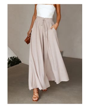 Hose mit weitem Bein mit hoher Taille.
  Design mit Taschen.
  Blickdichtes Material.
  Materialzusammensetzung: 95% Polyester 5% Elasthan.
  Pflegehinweis: Maschinenwasche kalt Trockner bei niedriger Temperatur.
  Importiert.