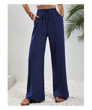 Brede Legging met Touwsluiting  
Touwsluiting in de taille  
Ondoorzichtig uiterlijk  
100% polyester materiaal  
Machinewas koud  
Drogen op lage temperatuur  
Geïmporteerd  
Beschikbare maten: S M L  
Grootte S: Taille 63,0 cm HEUP 102,0 cm Onderkant Lengte 102,9 cm  
Grootte M: Taille 67,0 cm HEUP 106,0 cm Onderkant Lengte 104,0 cm  
Grootte L: Taille 73,0 cm HEUP 112,0 cm Onderkant Lengte 105,5 cm