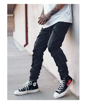 Pantalones con cordon de estilo basico.
  Bolsillos cargo para almacenamiento.
  Material: 96% poliester 4% spandex.
  Lavar a maquina con agua fria secar en secadora a temperatura baja.
  Importado.