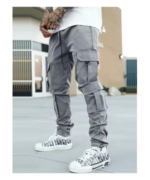Pantalones con cordon de estilo basico.
  Bolsillos cargo para almacenamiento.
  Material: 96% poliester 4% spandex.
  Lavar a maquina con agua fria secar en secadora a temperatura baja.
  Importado.