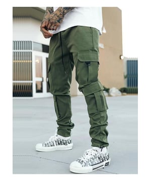 Pantalones con cordon de estilo basico.
  Bolsillos cargo para almacenamiento.
  Material: 96% poliester 4% spandex.
  Lavar a maquina con agua fria secar en secadora a temperatura baja.
  Importado.