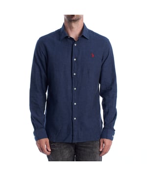 Inspiriert von klassischer amerikanischer Sportbekleidung spiegelt dieses langärmelige Leinenhemd die entspannte und elegante Essenz von U.S. POLO ASSN. wider. Mit seinem vielseitigen Design und den natürlichen Materialien ist es das ideale Kleidungsstück für alle, die einen anspruchsvollen Look suchen, ohne auf Komfort zu verzichten.


 Details:
 - Normale Passform mit fließendem und schmeichelhaftem Fall.
 - Leinen- und Baumwollmischung für Leichtigkeit, Atmungsaktivität und Weichheit.
 - Klassischer Button-Down-Kragen, perfekt zum offenen oder geschlossenen Tragen.
 - Manschetten mit Knöpfen, leicht hochzukrempeln.
 - Knopfverschluss vorne.
 - Gesticktes Logo auf der Brust, ein Symbol für Authentizität und Tradition.

 Bei US Polo Assn. erzählt jedes Kleidungsstück eine Geschichte von Authentizität, Tradition und sportlichem Stil. Dieses Herrenhemd ist nicht nur ein Klassiker: Es repräsentiert das offizielle Erbe des Polosports und spiegelt unsere Leidenschaft für Qualität, Design und lässige Eleganz wider. Kleiden Sie sich mit Identität, kleiden Sie sich mit Geschichte.
 Komposition: 55 % Leinen, 45 % Baumwolle
 Pflege:
Maschinenwäsche kalt (max. 30 °C).
 Verwenden Sie kein Bleichmittel.
 Bei Bedarf bei niedriger Temperatur bügeln.
 Lufttrocknen, Trockner vermeiden.