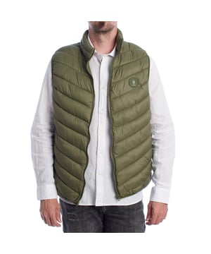 Diseñado para ofrecer confort y protección sin renunciar al estilo, este chaleco acolchado de U.S. Polo Assn. combina ligereza, calidez y elegancia deportiva. Su estructura acolchada proporciona aislamiento térmico ideal para los días de entretiempo, mientras que su diseño limpio y atemporal lo convierte en una prenda versátil para cualquier ocasión.

Detalles:
- Corte regular con cuello alto para mayor cobertura.
- Cierre frontal con cremallera resistente de alta calidad.
- Acolchado ligero que retiene el calor sin añadir volumen.
- Logo U.S. Polo Assn. en relieve en el pecho, símbolo de autenticidad y tradición.
- Diseño funcional ideal para llevar solo o como capa adicional.

Desde 1890, en U.S. Polo Assn. diseñamos prendas inspiradas en los valores del polo: elegancia, rendimiento y autenticidad. Este chaleco es una expresión de ese legado, pensado para el hombre moderno que vive con dinamismo y estilo.
 Composición: 100% Poliamida Reciclada
 Cuidados:
Lavar a mano.
No usar lejía.
No secar en secadora.
No planchar.